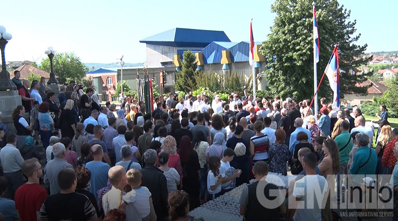 Građani ispred crkve u Lazarevcu
