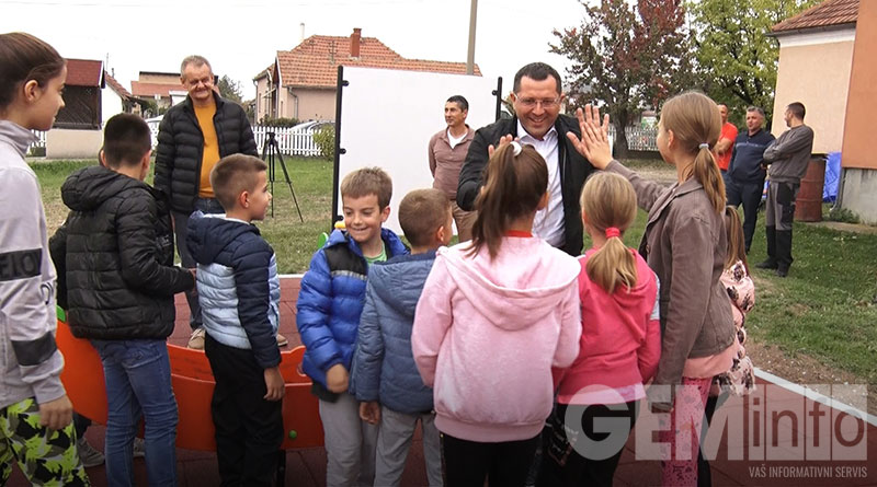Stević sa mališanima