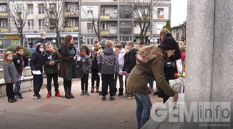Učenici položili cveće na Spomenik srpskom ratniku