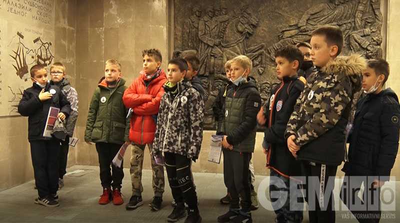 Učenici u Spomen kosturnici