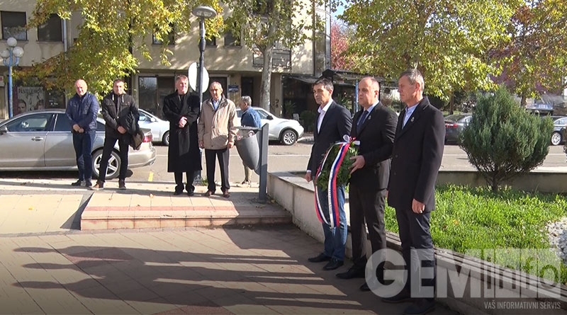 Rukovodstvo opštine Lazarevac polaže vence