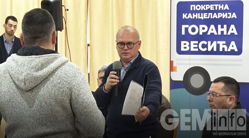Goran Vesić u razgovoru sa meštanima Dudovice